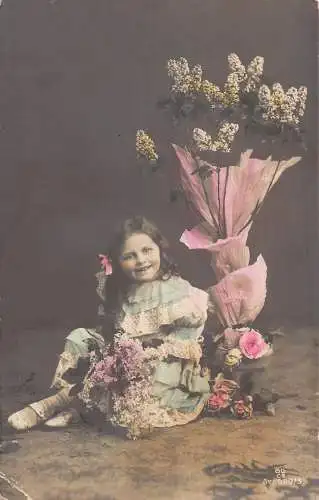 Grüße 1910 Kleines glückliches Mädchen posiert in der Nähe von Liliac und Rosen Blumen Postkarte