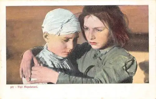 A999 Italien Tipi Napoletani Napoletan Mädchen und Junge umarmen einheimische ethnische Postkarte