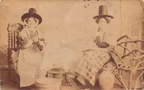 B007 Wales Welsh Women at Afternoon Tea RPPC Vintage Postkarte