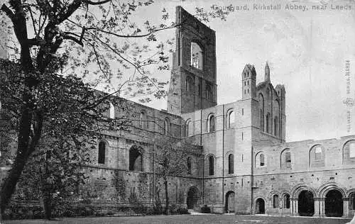 B004 England 1907 Courtyard Kirkstall Abbey bei Leeds Vintage Postkarte