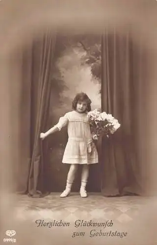 B025 Geburtstagsgrüße Mädchen mit Rosenstrauß 1914 1. Weltkrieg Feldpostkarte
