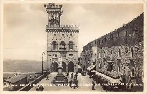 B015 San Marino Piazza della Liberta Palazzo del Governo RPPC Vintage Postkarte