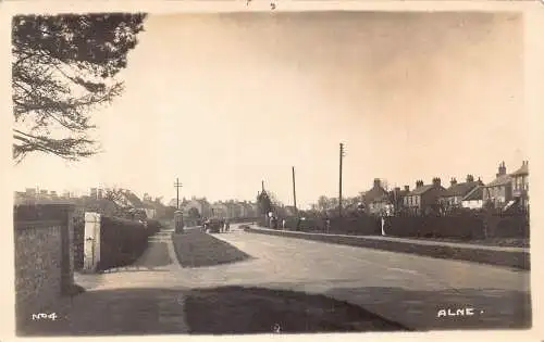 B013 England Alne Main Street Village RPPC Vintage Postkarte