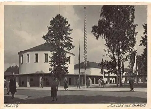 A080 Deutschland 1932 Bad Tölz Neue Trink und Wandelhalle Flaggen Postkarte