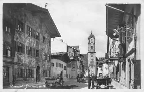 A077 Deutschland 1928 Mittenwald Straßenansicht Autos Turm Lampenmast RPPC Postkarte