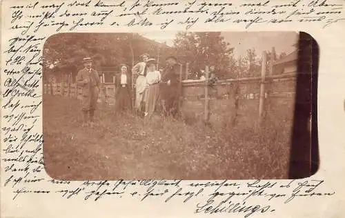 A077 Deutschland 1911 Familienfoto bei Zaun München Sepia Passepartout Postkarte
