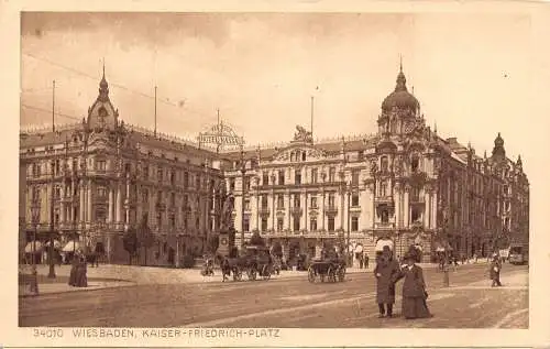 L009 Deutschland Wiesbaden Kaiser Friedrich Platz Kutschen Hotel Vintage Postkarte