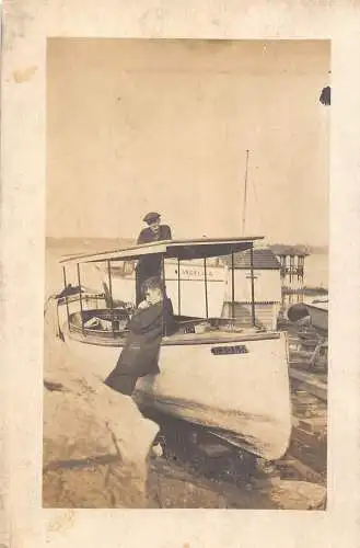 L007 Männer posieren mit einem Boot Sozialgeschichte Vintage Postkarte RPPC