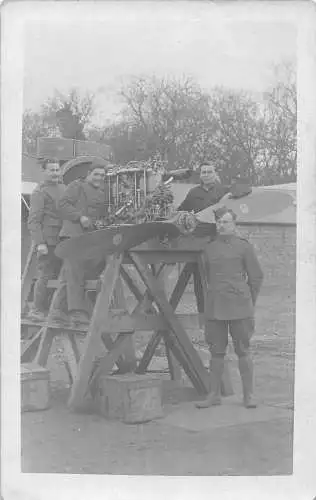 L007 Soldaten posieren mit einem Flugzeugmotor Vintage Postkarte RPPC