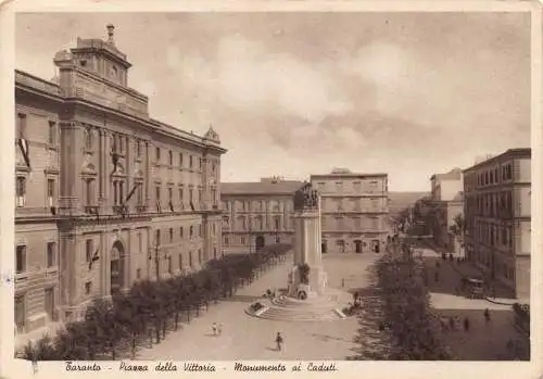B026 Italien Taranto Piazza della Vittoria Monumento ai Caduti Vintage Postkarte