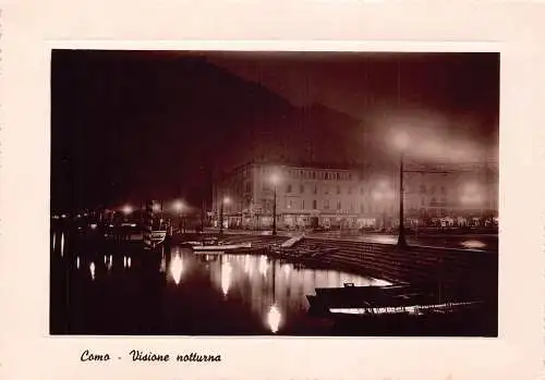 B026 Italien Como bei Nacht Visione notturna See Boote Passepartout RPPC Postkarte