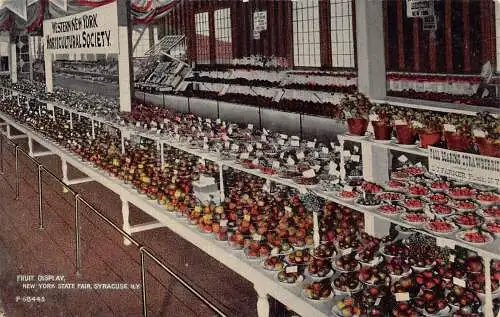 B028 US Fruit Display Market New York State Fair Syracuse Vintage Postkarte