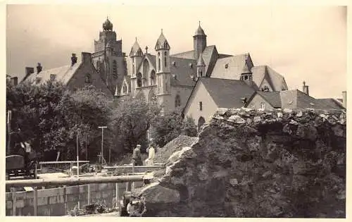 A086 Deutschland Unbekannte Stadt Baustelle Häuser Bäume Kirche Rückseite Postkarte