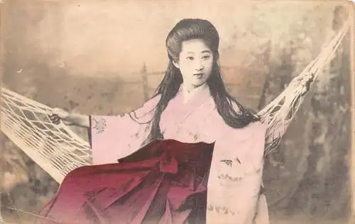 B031 Japan Geisha ruht in Hängematte ethnischer Kimono Folk Vintage Postkarte