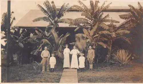 Neuguinea? Formell gekleidete Familienkinder vor Haus RPPC Postkarte