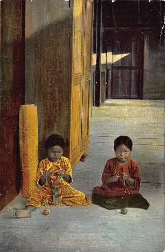 Indonesien Sumatra zwei Batak Mädchen stricken Vintage Postkarte