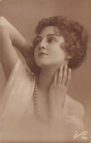 Echt Foto Frau mit Perlenkette posiert Vintage Postkarte