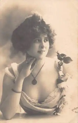 Echt Foto schöne elegante Frau im Kleid Rosen schaut weg Vintage Postkarte