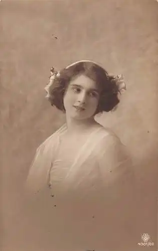 Echtfoto 1911 Portrait eines niedlichen italienischen Mädchens Vintage Postkarte