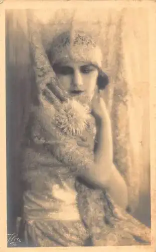 Fotomontage Elegante Frau im funkelnden Kostüm Vintage Postkarte