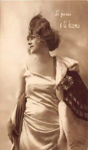 Fotomontage Elegante Frau im Satinkleid Ti Penso e ti bramo Postkarte