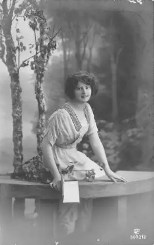 Fotomontage Lächelndes italienisches Mädchen am Balkon geöffnet Buch 1914 Vintage Postkarte