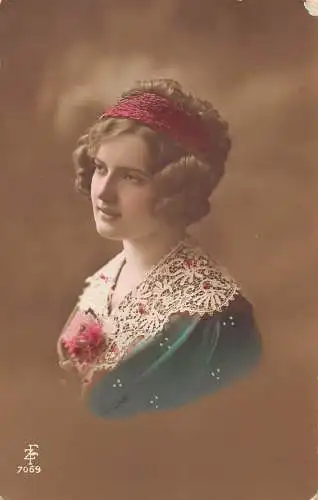 Echtfoto Frau mit Rose im Kleid gepinnt Portrait 1913 Vintage Postkarte