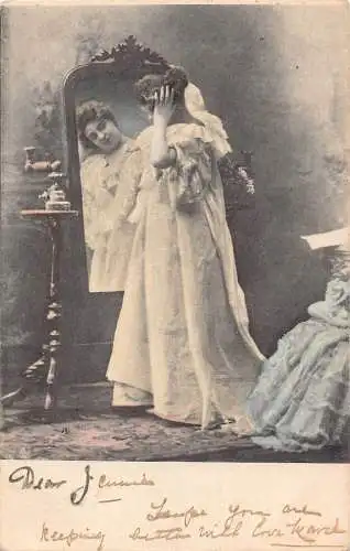 Frau im Nachthemd bewundert sich im Spiegel 1904 Vintage Postkarte