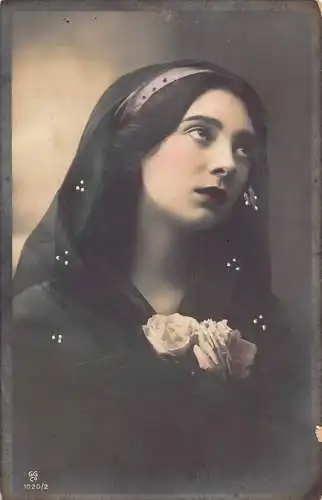 Echt Foto Traurige Frau gekleidet in schwarzem Schleier rote Lippen Rosen Vintage Postkarte
