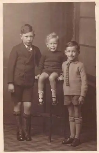 Echt Foto Drei Brüder Jungen Anzug mit kurzer Hose Vintage Postkarte