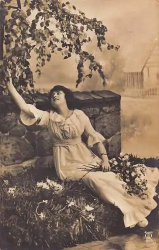 Fotomontage 1916 Mädchen im Kleid nahe Steinmauer Blumenstrauß Vintage Postkarte
