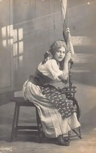 Fotomontage Mädchen in Bauernkleidung posiert bei Wollweber 1909 Postkarte