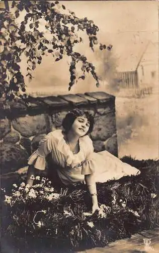 Echtfoto 1916 Frau liegt IM Gras bei Blumen lächelnd Postkarte