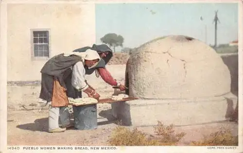 B029 US Pueblo Women Marking Bread Indianer New Mexico Vintage Postkarte