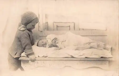 Echt Foto Kleiner Bruder Wacht über Schlafendes Baby Vintage Postkarte