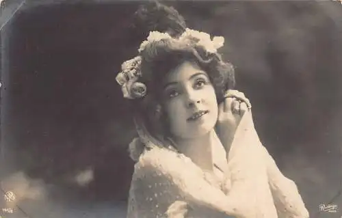 Entzückende Frau mit Rosen im Haar bedeckt mit weißem Schleierring Vintage Postkarte