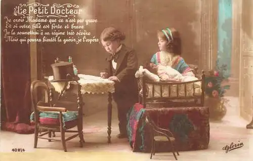 Fotomontage kleiner Arzt Junge behandelt Mädchen Puppe Spielzeug Vintage Postkarte