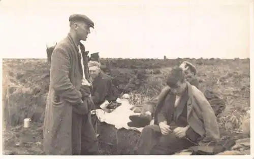 Bauernmänner ruhen von der Arbeit auf dem Feld Echtfoto Vintage Postkarte