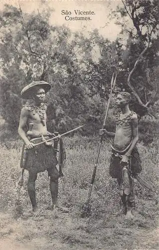 B032 Kapverde Sao Vicente Männer in traditionellen Kostümen Waffen Postkarte