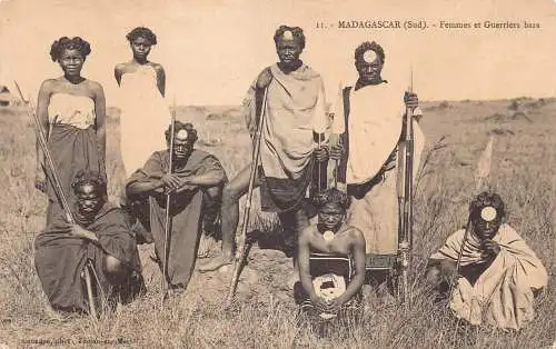Madagaskar Krieger und Frauen Ethno Vintage Postkarte