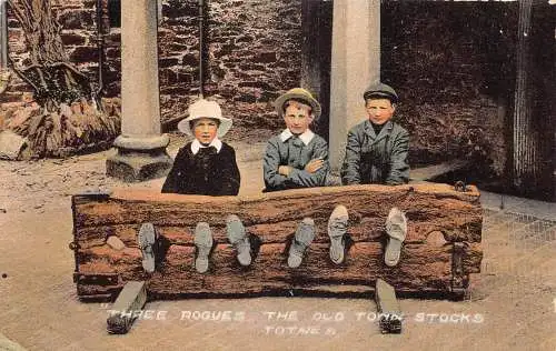 England Totnes Three Rouges Boys Old Town Stocks Locked Feet Postkarte