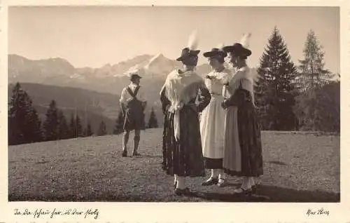 L204 Deutschland Mann und Frau in Tracht Berge Vintage Postkarte