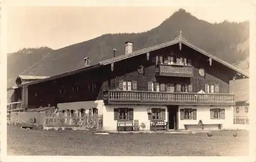 L204 Deutschland Aurach Fischbachau, Bergbauernhof mit Bergen Vintage Postkarte