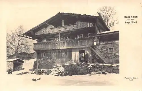 L203 Deutschland Bayerischer Wald Holzhaus Familie mit Kind Vintage Postkarte