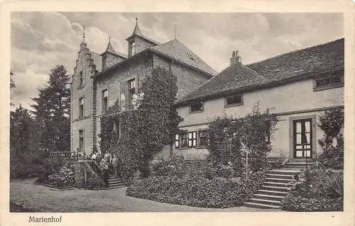 L205 Deutschland Marienhof Männer posieren auf Haustreppe Vintage Postkarte