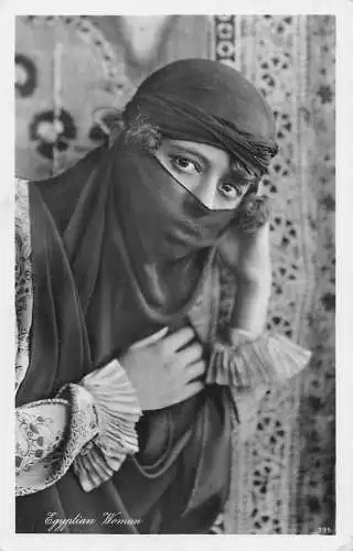 B033 Ethnische Ägyptische Frau Porträt in Burka RPPC Vintage Postkarte
