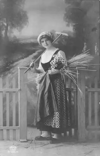 Bauer Bauer junge Frau posiert Schürze Weizen Gänseblümchen Rechen 1916 Feld Postkarte