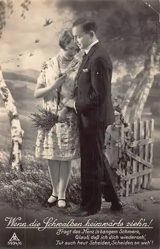 Fotomontage 1928 Paar umarmt Pose Lavendel Blumenstrauß Gedicht Vintage Postkarte