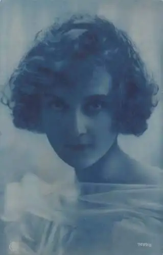 Elegante geheimnisvolle Frau lockiges kurzes Haar posiert Vintage Postkarte.