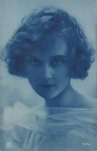 Elegante geheimnisvolle Frau lockiges kurzes Haar posiert Vintage Postkarte